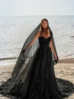 Voiles de mariée à un niveau en tulle appliqué avec bordure en dentelle appliquée et effet cascade